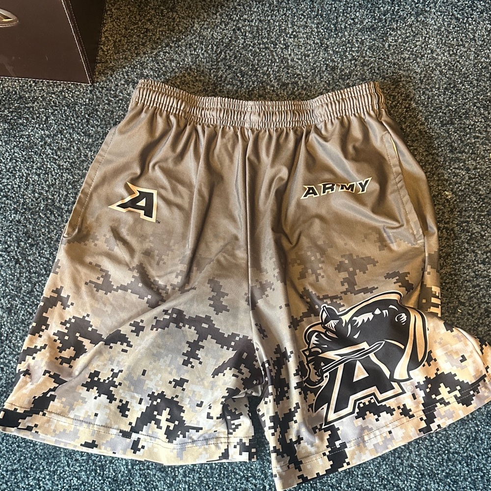 Fit2Win youth large Army lacrosse shorts pockets no signs of wear